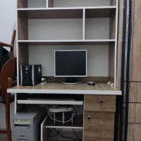 میز کامپیوتر با کتابخانه