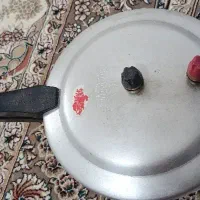 یک عدد زود پز ۵ ۶ لیتری نو نو قیمت۱۹۵۰.