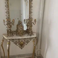 میز و آینه و شمعدان با ساعت