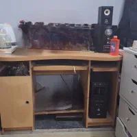 میز تحریر و کامپیوتر