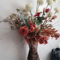 گلدان به همراه گلهای مصنوعی خارجی