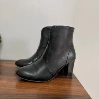 بوت|کیف، کفش، کمربند|سیاهکل, |دیوار