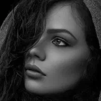 طراحی چهره سیاه قلم و مدادرنگی