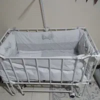 گهواره فلزی کنارتخت مادرهمراه رخت خواب