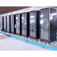 یخچال و فریزر صنعتی یک در ارتفاع ۲m ایستاده