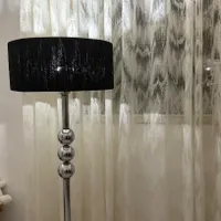 آباژور ایستاده کنار سالنی پایه استیل