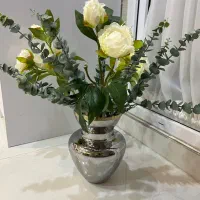 گلدان و گل مصنوعی