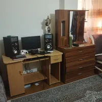 میز کامپیوتر تمیز و مرتب