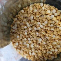 کارگر برای پاک کردن سیب زمینی