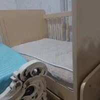 تخت نوزاد کنار مادر