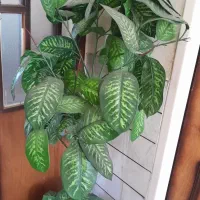 دو عدد گل مصنوعی وگلدانشان