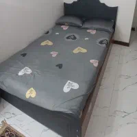 تخت و میز تحریر