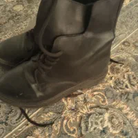 یک جفت کفش نیم بوت دارای زبانه دار