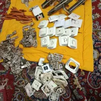 کلید و پریز کار کرده و دستگیره و قفل در حیاط