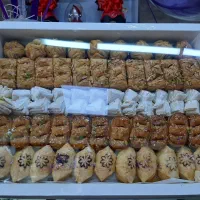 کار در کارگاه شیرینی فروشی