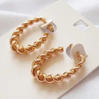 گوشواره نیم حلقه ای طلایی ویژه بانوان شیک پوش