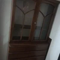 کتابخانه و کمد.
