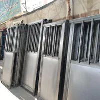 درب انباری و پشت بام خرپشته و پنچره آهنی