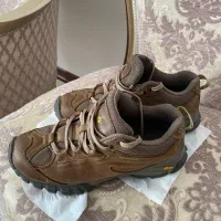 کتونی کوهنوردی و تیشرت مشکی مخصوص محرم