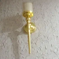 آباژور کنار مبلی و دیوار کوب مدرن