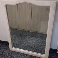 آیینه با قاب چوبی