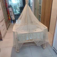 سیسمونی تخت کنار مادر