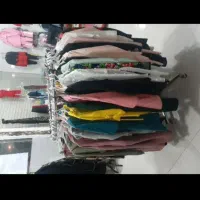 ویترین و رگال چرخشی و تعداد زیاد چوب لباسی