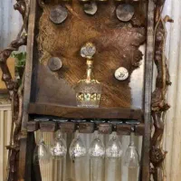 میز بار یاکافی بار چوب گردو کنار سالنی قدیمی