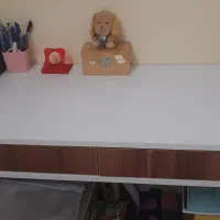 تخت خواب یک نفره و میز