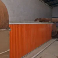یک نفر اقا تکنسین کار با دستگاه صنعتی