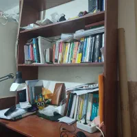 کتابخانه و میز تحریر