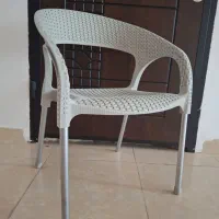 یه صندلی پایه فلزی