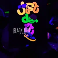 تابلو بلکلایت با طرح بوتیک کتونی فروشی Blacklight|تابلو، نقاشی، عکس|تهران, دریاننو|دیوار