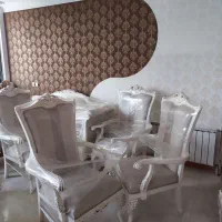 مبل ۷ نفره کلاسیک با یک میز وسط و دو میز اضافه