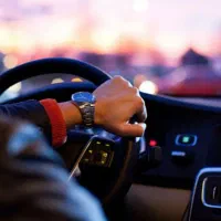 راننده با ماشین سواری جهت کارپردازی