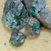 سنگ زمرد|جواهرات|شاهینشهر, گزبرخوار|دیوار