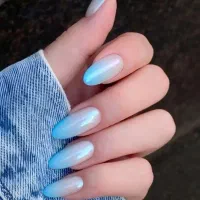 استخدام ناخنکار اجاره میز ناخن  ناخنکار. با مشتری