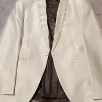 دو دست کت و شلوار یکی با پیراهن و کروات