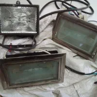 چند  عدد پروژکتور فلزی با لامپهای مدادی هلیوم