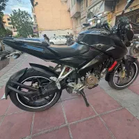 ان اس ۲۰۰ns200مشکی یکدست پلیسی زیر قیمت