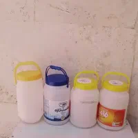 تعدادی دبه تمیز شسته شده