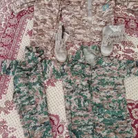 لباس نطامی خاکی و بلدرچینی یک جفت پوتین خاکی