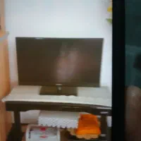 تلویزیون ۳۲ اینچ و میز