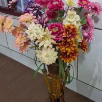 گل مصنوعی و گلدان