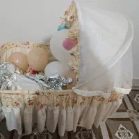 تخت و گهواره کنار مادر