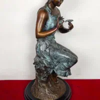 مجسمه برنز دختر گلپر برنزی
