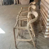 کارگر ماهر یا نیمه ماهر کارگاه نجاری