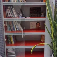 کتابخانه و ویترین شیشه ای
