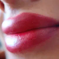 میکروبلیدینگ فیبروز شیدینگ و رژلب خط چشم بن مژه