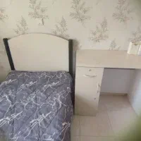 تخت و میز تحریر